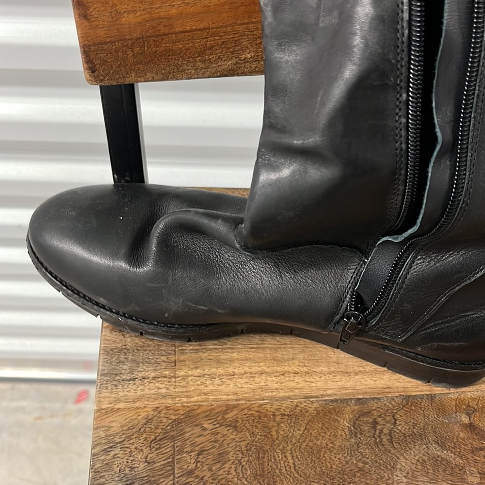Boot - Picture 2 of 5